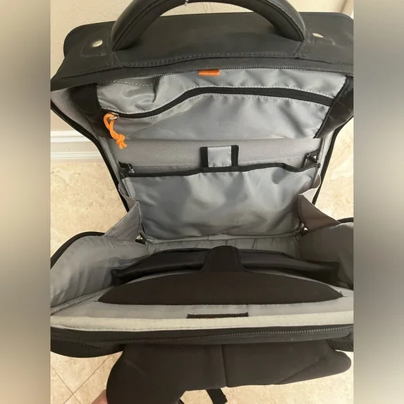 Lowepro laptop backpack in black very good condition - Picture 5 of 9